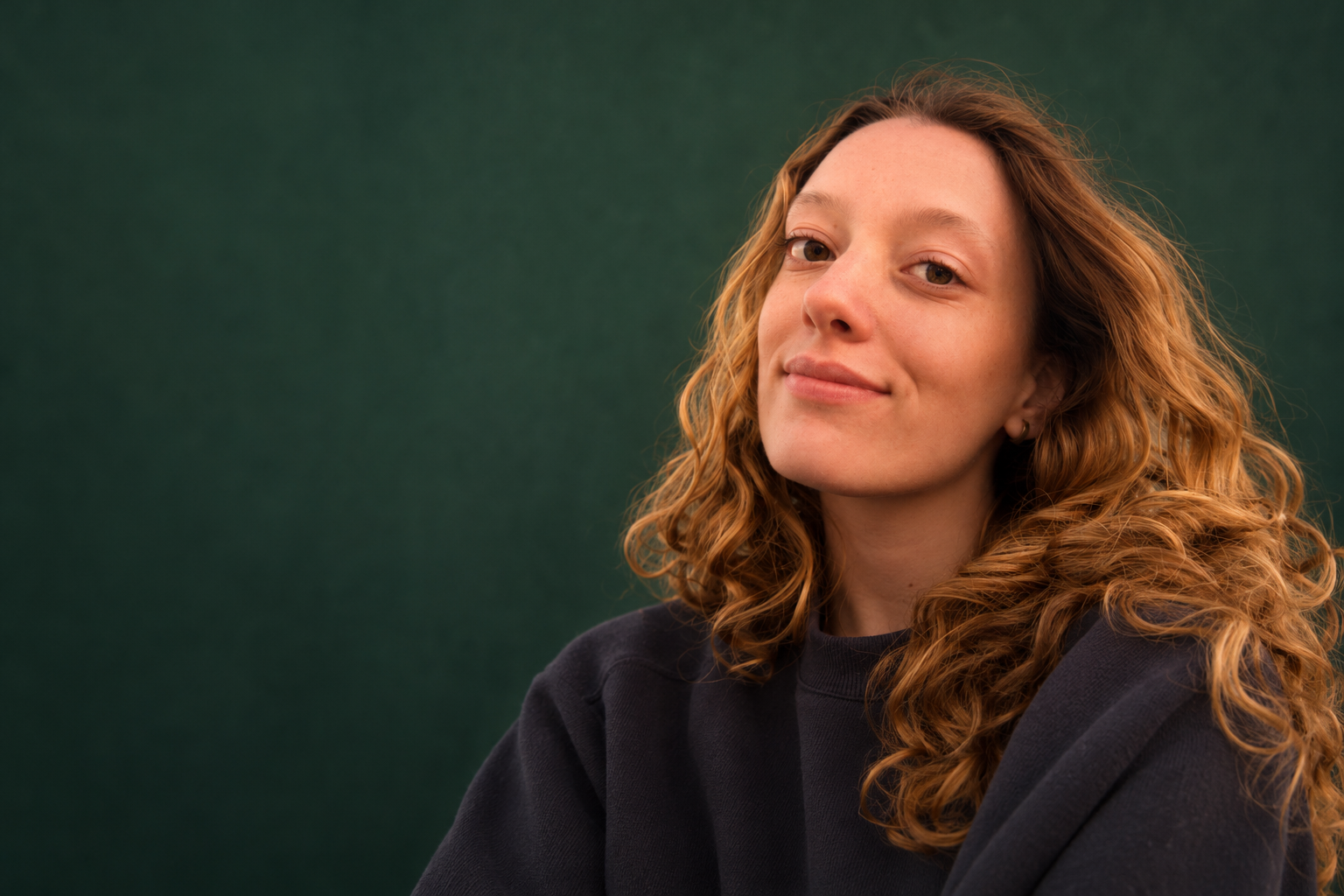 Leticia Barchiesi, retrato con fondo ampliado y editado